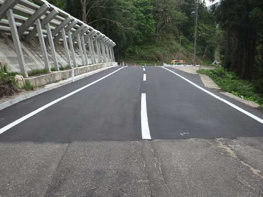 主要地方道利賀河合線県単独道路改良舗装工事